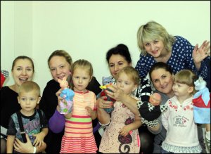 Красноярск. Родителей учат разрешать «острые» ситуации с детьми с помощью игрушек