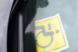 «Российская газета». Инвалидам разрешат парковаться под знаком «Стоянка запрещена»