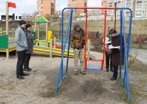 Томская область.  Активисты ОНФ вместе с сертифицированными экспертами проверяют состояние детских площадок