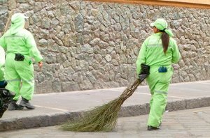 Уфа. Счетчик мотает, а денег нет: должники по оплате ЖКХ вышли убирать улицы