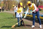 Омск. К уборке территории города подключились молодые жители