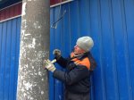 Владивосток. В городе  очищают опоры контактной сети от листовок и объявлений