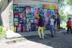 Омск. Молодые омские волонтеры устраняют незаконную граффити-рекламу