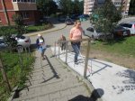 Владивосток. Во дворах устанавливают  детские площадки и парковый диван